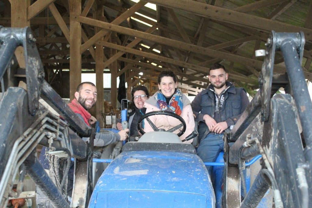 la-ferme-du-panier-vert-tracteur_001 L'équipe de La Ferme du Panier Vert sur le tracteur